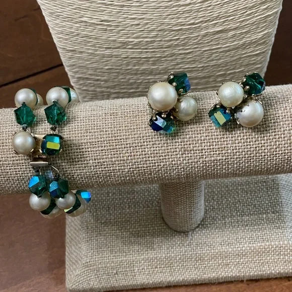 Vintage Jewelry Set by Vogue - Picture 2 of 11